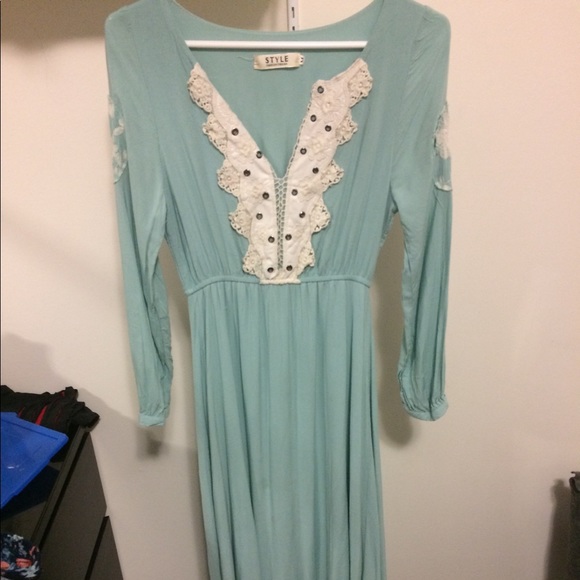 Beautiful long sleeve dress - Picture 2 of 4